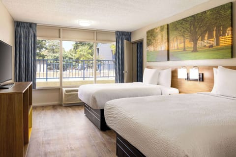 Suite, Multiple Beds, Non Smoking, Kitchen | Desk, soundproofing, free WiFi, bed sheets