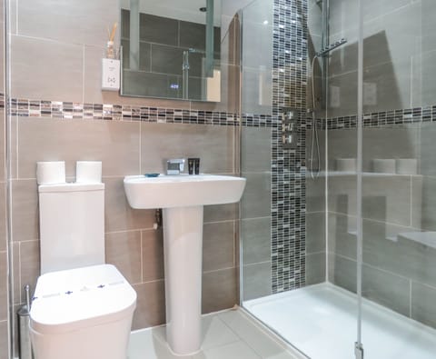Business Townhome | Bathroom | Free toiletries, hair dryer, towels, soap
