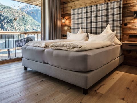 Wood, Lighting, Floor, Interior Design, Room, Flooring, Property, Hardwood, Architecture, Wall