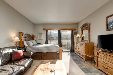 Prospector Lodge 612: Studio with Queen bed