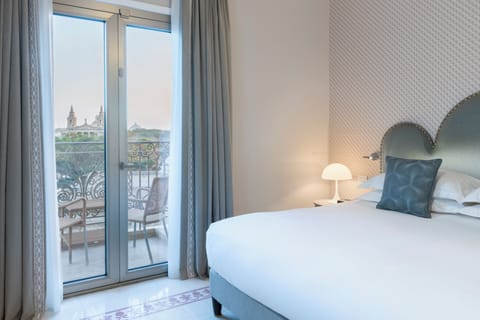 Valletta Suite | Hypo-allergenic bedding, minibar, in-room safe, desk