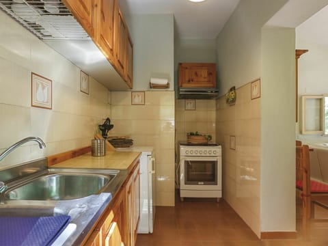 Room, Property, Building, Countertop, Floor, Furniture, Interior Design, Ceiling, House, Kitchen