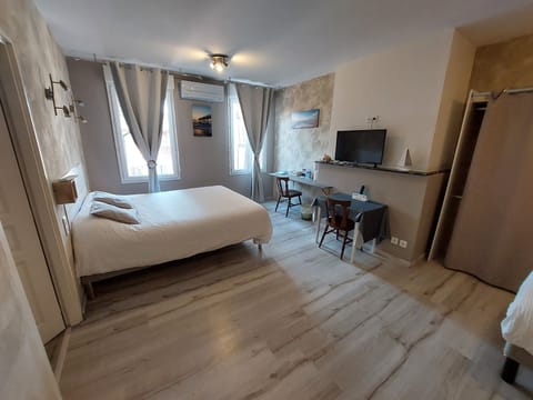Standard Double Room | In-room safe, desk, iron/ironing board (on request), WiFi (free)