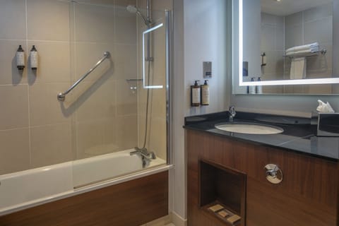 Superior Family Room | Bathroom | Combined shower/tub, free toiletries, hair dryer, towels