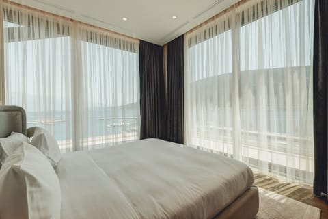 Room, 1 King Bed, Accessible, Sea View (3 Bds - Sky Villa with pool Sea View) | Hypo-allergenic bedding, down comforters, in-room safe