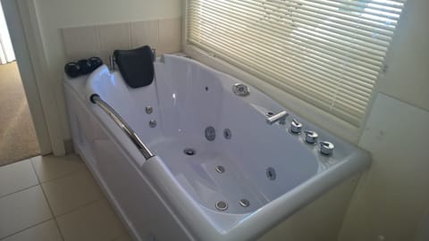 Basic Apartment, 2 Bedrooms | Bathroom | Free toiletries, towels