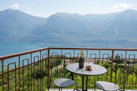 Family Apartment, Multiple Bedrooms, Mountainside (Tremosine Wonderful Lake View 2) | Outdoor dining