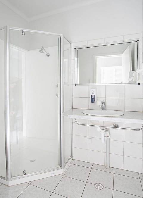 Officer Row, Shared Balcony | Bathroom | Shower, free toiletries, hair dryer, towels