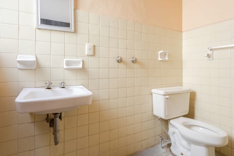 Family Room | Bathroom | Shower, free toiletries, towels, shampoo