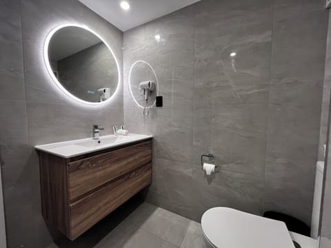 Business Room	 | Bathroom | Shower, free toiletries, hair dryer, towels