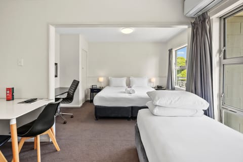 1 Bedroom Motel Unit | Desk, iron/ironing board, free WiFi, bed sheets