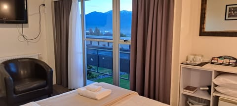  Standard Queen Room | Alarm clocks, bed sheets