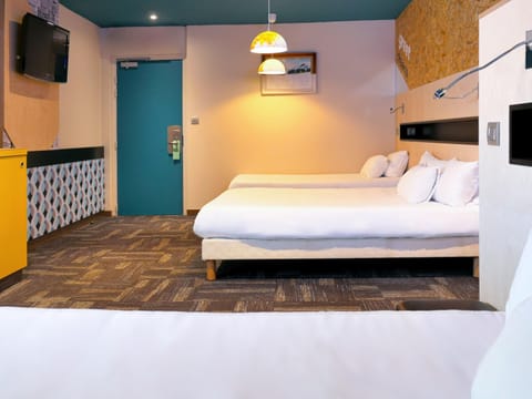 Family Room (4 people) | Desk, free WiFi, bed sheets