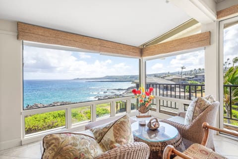 Unobstructed ocean front viewing in the living room, too.