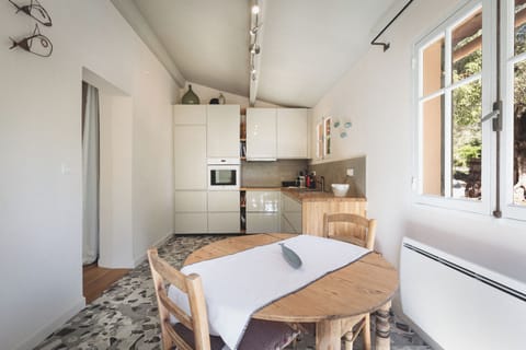 Family Suite | Private kitchen | Fridge, microwave, stovetop, espresso maker