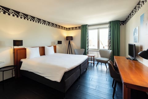 Standard Twin Room, City View | In-room safe, desk, iron/ironing board (on request), WiFi (free)
