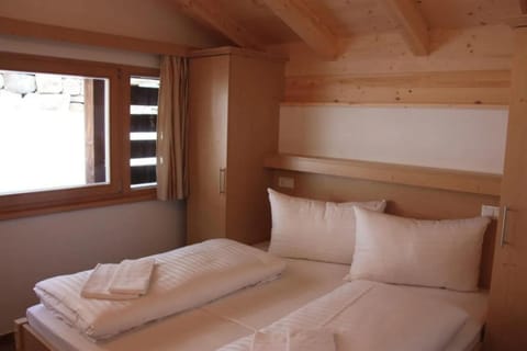 House | 4 bedrooms, bed sheets