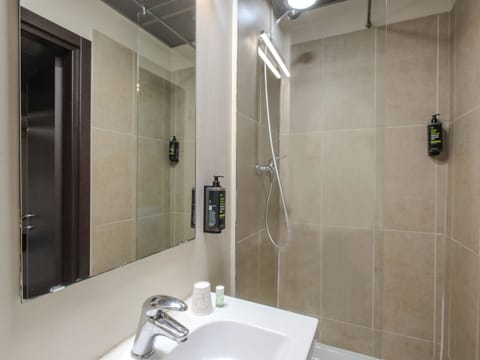 Single Room, Non Smoking | Bathroom | Shower, hair dryer, bidet, towels
