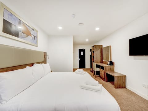 Standard Quadruple Room (Shared) | Premium bedding, desk, soundproofing, free WiFi