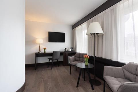 In-room safe, desk, bed sheets