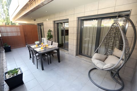 Terraço amplo e privado, também para agradáveis refeições no exterior.