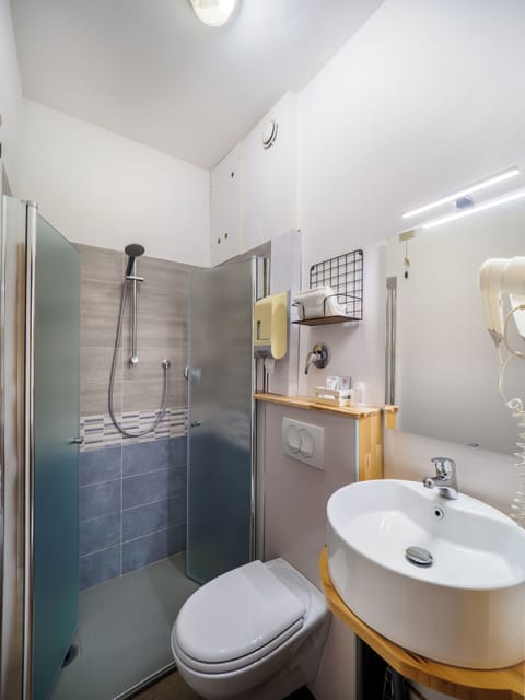 Standard Double Room | Bathroom | Shower, free toiletries, hair dryer, towels