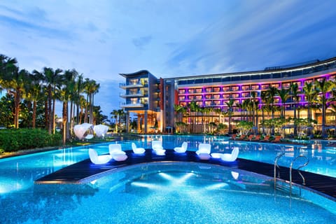 Outdoor pool, free cabanas, sun loungers