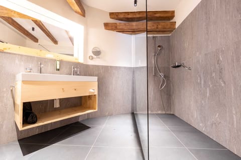 Palantschin Double Room Superior (Air conditioning) | Bathroom | Shower, free toiletries, hair dryer, towels