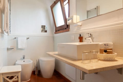 Deluxe Double Room | Bathroom | Shower, rainfall showerhead, free toiletries, hair dryer