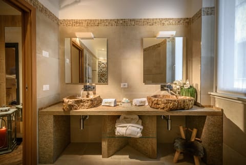 Superior Double Room (theme room) | Bathroom | Shower, free toiletries, hair dryer, towels