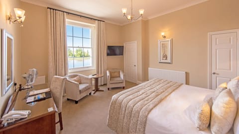 Premium bedding, desk, iron/ironing board, free WiFi