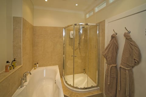 Suite | Bathroom | Combined shower/tub, free toiletries, hair dryer, bathrobes