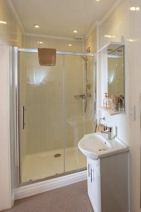 Premier Double Room, Sea View, Sea Facing | Bathroom | Combined shower/tub, free toiletries, hair dryer, bathrobes