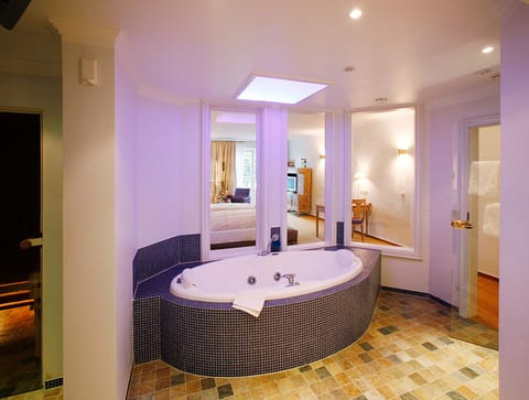 Spa-Juniorsuite | Bathroom | Free toiletries, hair dryer, bathrobes, towels