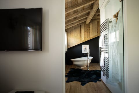 Comfort Double Room | Bathroom | Free toiletries, hair dryer, bathrobes, slippers