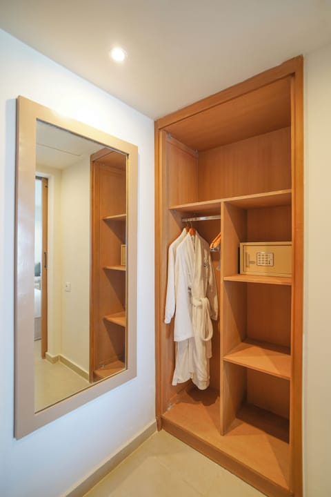 Premium Room, Sea View | Egyptian cotton sheets, down comforters, minibar, in-room safe