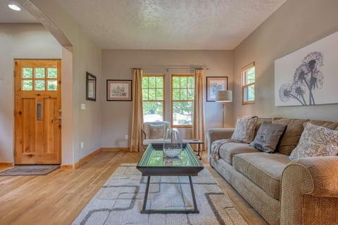 Main living room with Samsung Smart TV - Live TV w/ Free Movies and Streaming