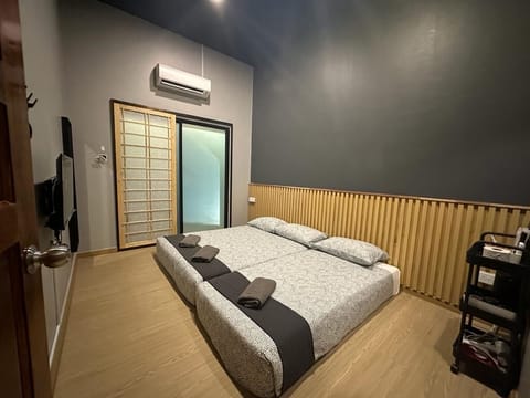 Royal Triple Room | Iron/ironing board (on request), bed sheets