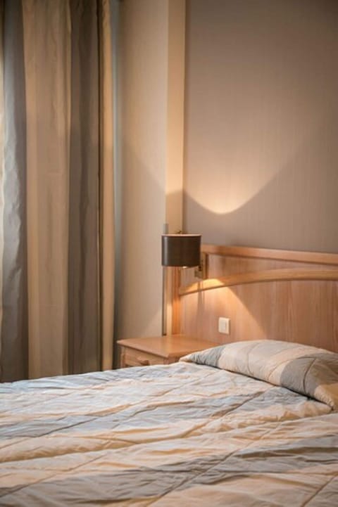 Comfort Twin Room | Premium bedding, desk, laptop workspace, soundproofing