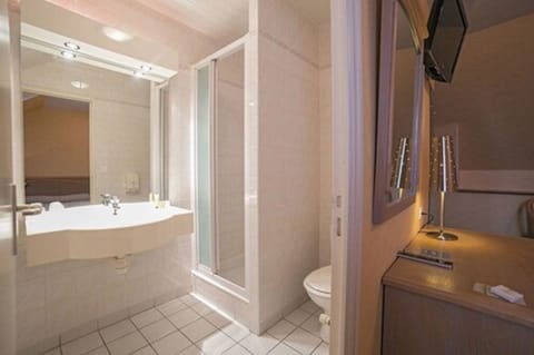 Comfort Triple Room | Bathroom | Free toiletries, hair dryer, towels