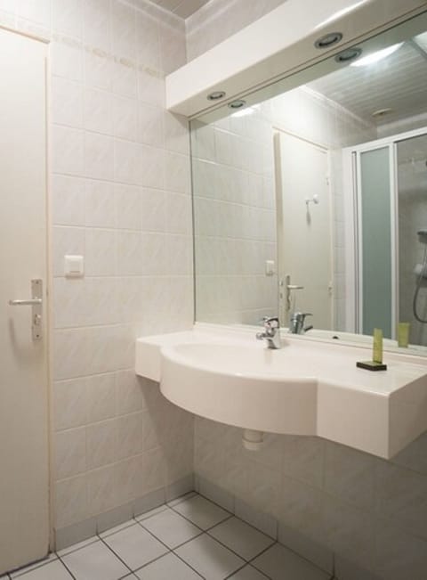Comfort Quadruple Room | Bathroom | Free toiletries, hair dryer, towels