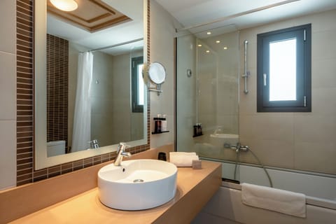 Single Room with Mountain/Street View | Bathroom | Free toiletries, hair dryer, bathrobes, slippers