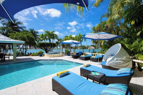Welcome to Kaiku, a vacation paradise along Bio Bay in beautiful Cayman Kai!