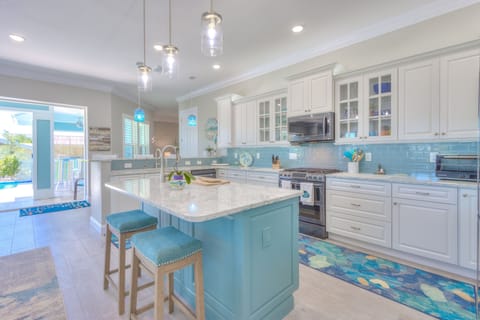 Kitchen: Fully equipped kitchen, 2 breakfast bars (seats 5 total), oven & stove, microwave, refrigerator, dishwasher, toaster, coffee maker, cookware, cooking utensils, dishware, bowls, silverware, glasses.