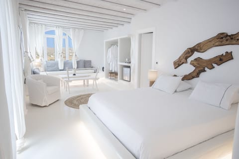 Deluxe Suite | In-room safe, soundproofing, iron/ironing board, free WiFi