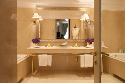 Junior Suite with SPA access | Bathroom | Combined shower/tub, designer toiletries, hair dryer, bathrobes