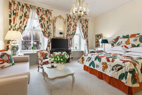 Junior Suite with SPA access | Living area | 54-cm LCD TV with digital channels, TV, pay movies