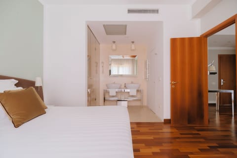 Junior Suite | Minibar, in-room safe, desk, laptop workspace