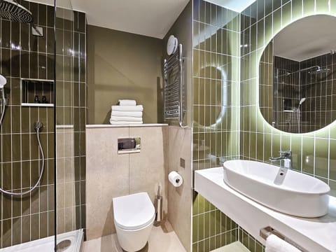 Deluxe Room, 1 King Bed, Non Smoking | Bathroom | Free toiletries, hair dryer, towels