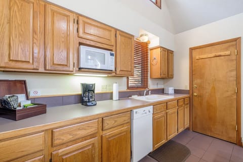 Riverview, One Bedroom Suite (1 Queen Bed with Sofa Bed) | Private kitchen | Microwave, dishwasher, coffee/tea maker, cookware/dishes/utensils